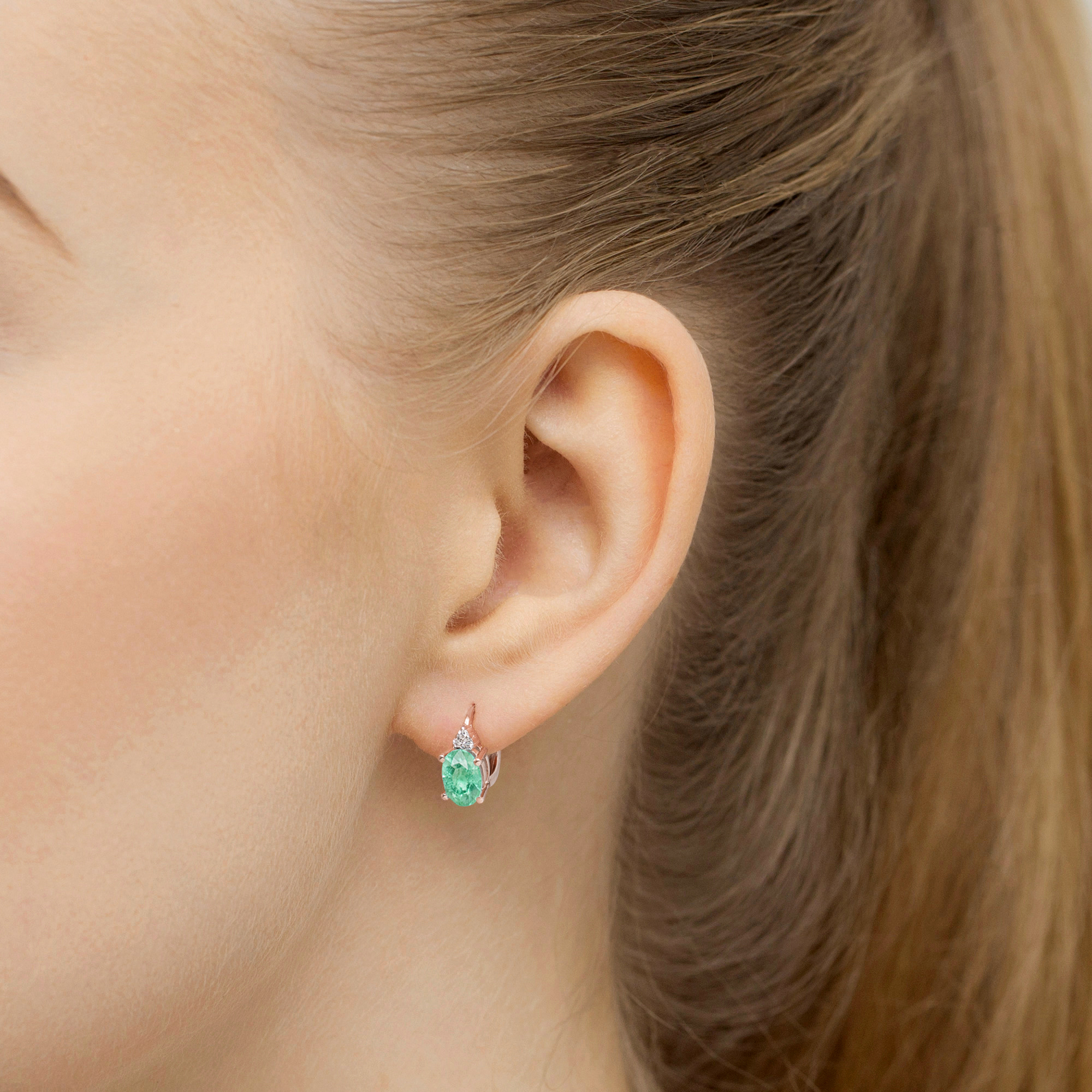 Diamantové náušnice so smaragdom 0,70ct a anglickým zapínaním z ružového zlata, 14k